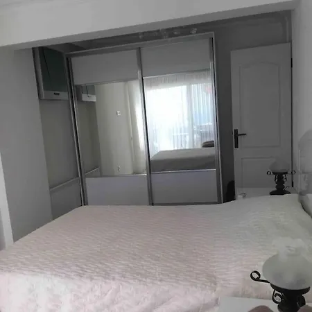 Apartment Castle81Homes Red, Sea View Central Flat *